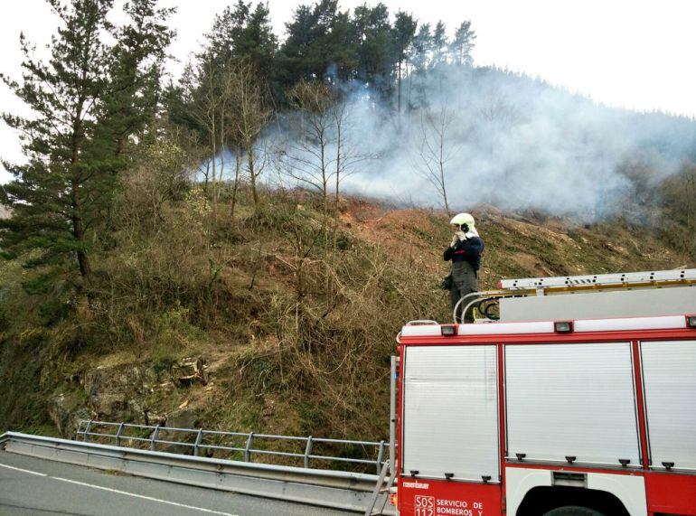 Actuación de los bomberos del 112 Cantabria en una zona de matorral afectada por un incendio.