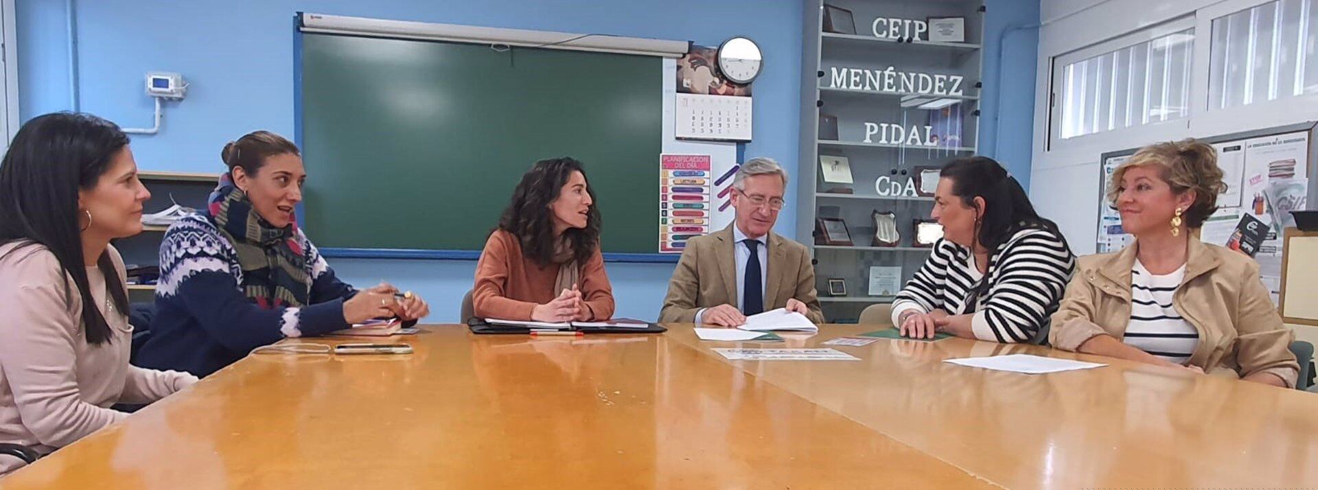 El delegado de Desarrollo Educativo y Formación Profesional (FP), Miguel Ángel Araúz, junto con mujeres de la Federación de Asociaciones de Mujeres Gitanas (Fakali), en su visita al colegio Menéndez Pidal de Torreblanca.SOCIEDAD
JUNTA DE ANDALUCÍA