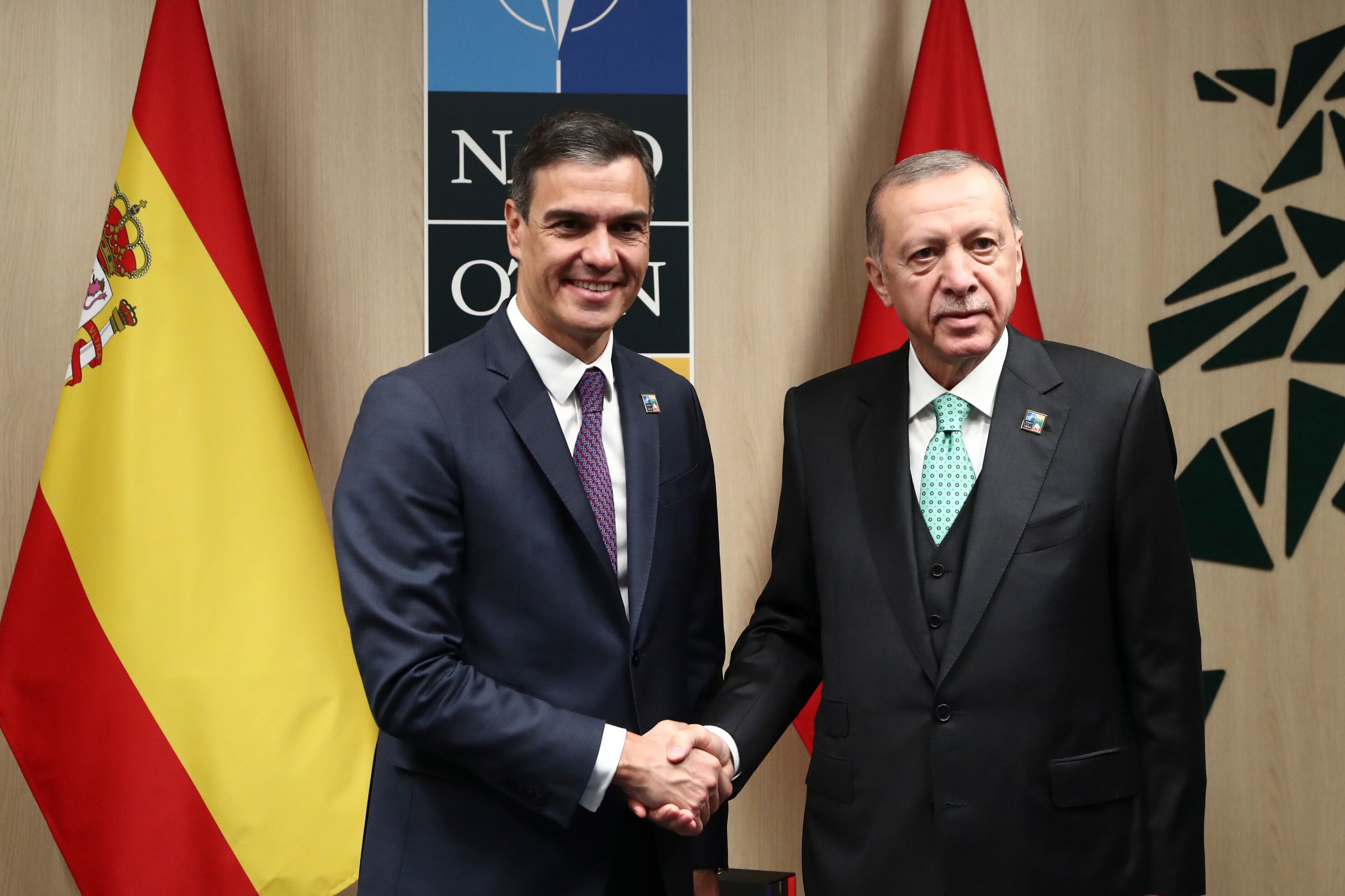 El presidente del Gobierno, Pedro Sánchez (i), y el presidente de Turquía, Recep Tayyip Erdogan, este miércoles durante el encuentro bilateral en la cumbre de la OTAN que se celebra en Vilna, Lituania