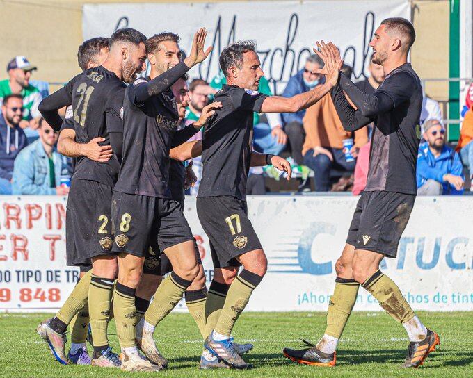 Los jugadores del Intercity celebran un gol