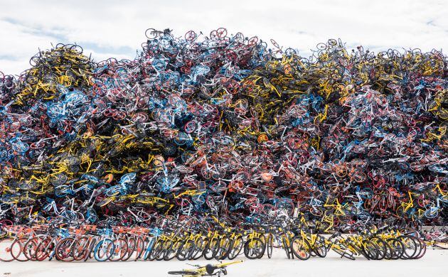 Cientos de bicicletas apiladas.