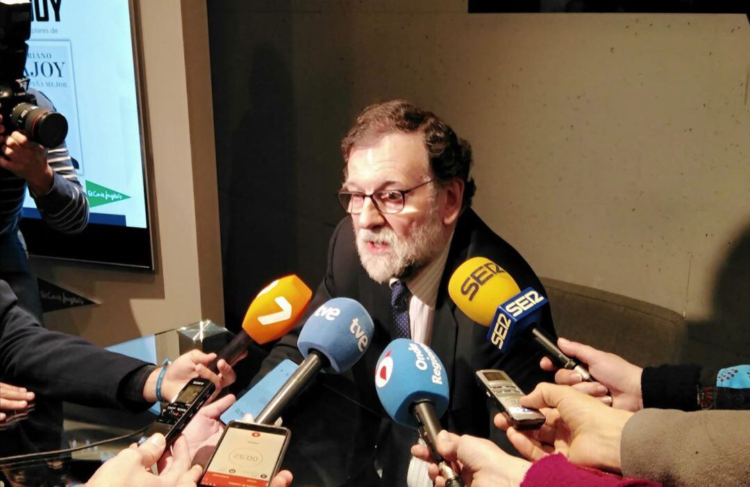 Mariano Rajoy atiende a los medios de comunicación durante la presentación en Murcia de su libro &quot;Una España Mejor&quot;