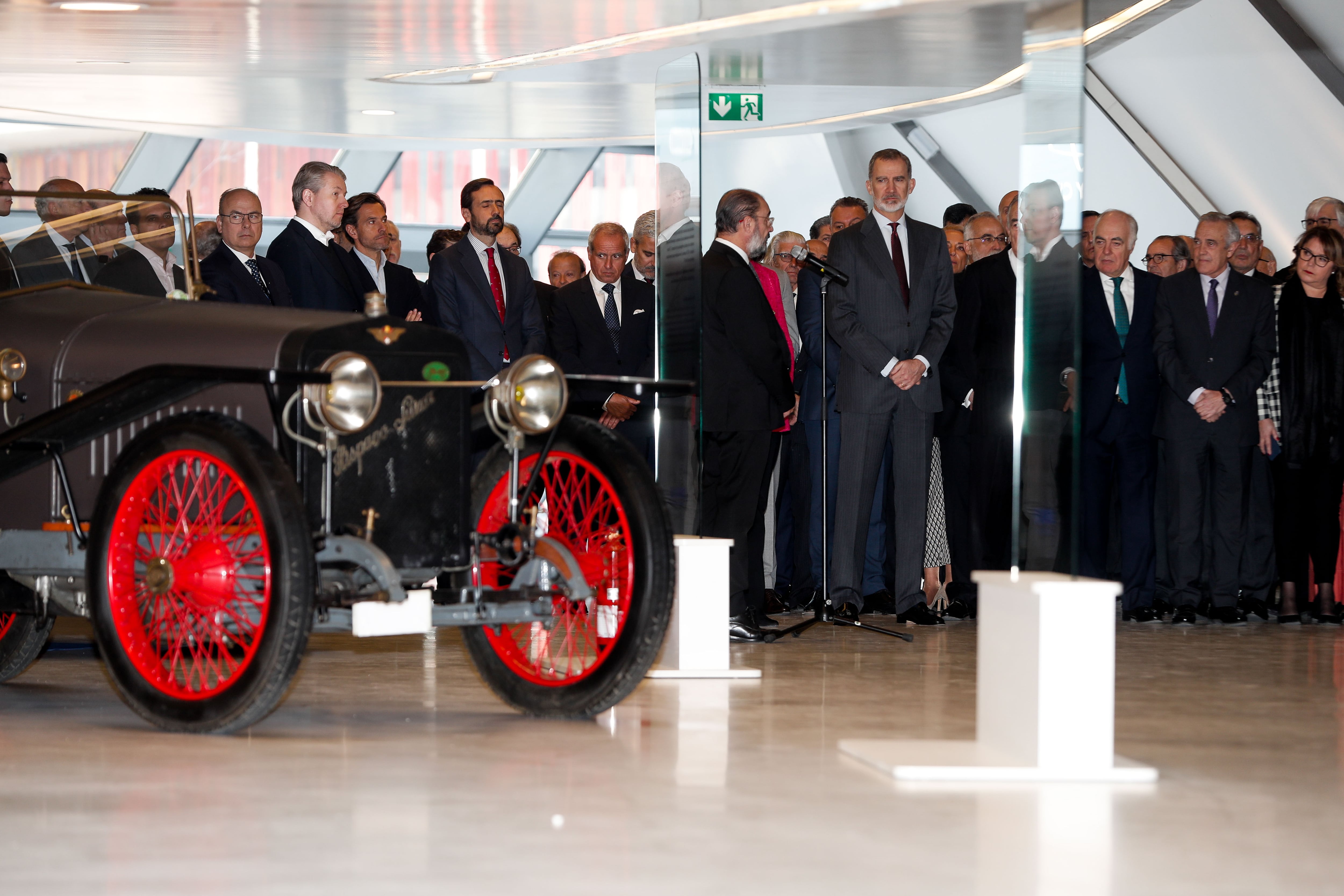 ZARAGOZA, 20/02/2023.- El rey Felipe VI durfante la inauguración del Mobility City de la Fundación Ibercaja, el primer museo sobre movilidad a nivel mundial, este lunes en el Pabellón Puente de la Expo que diseñó Zaha Hadid, en Zaragoza. EFE/Javier Cebollada
