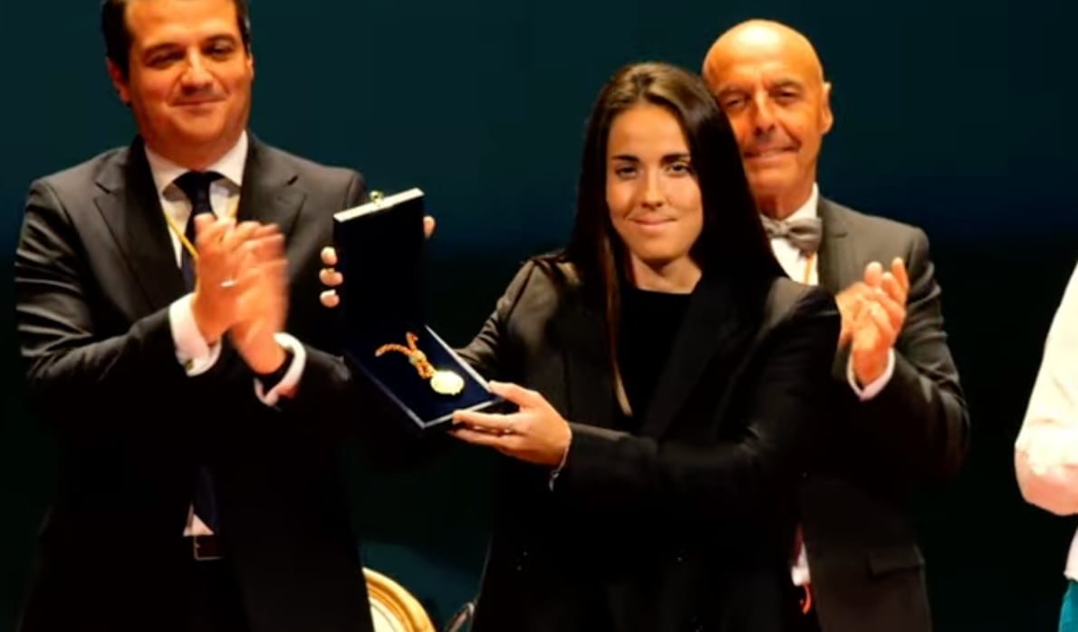 La futbolista cordobesa Rocío Gálvez recogiendo la Medalla de Córdoba