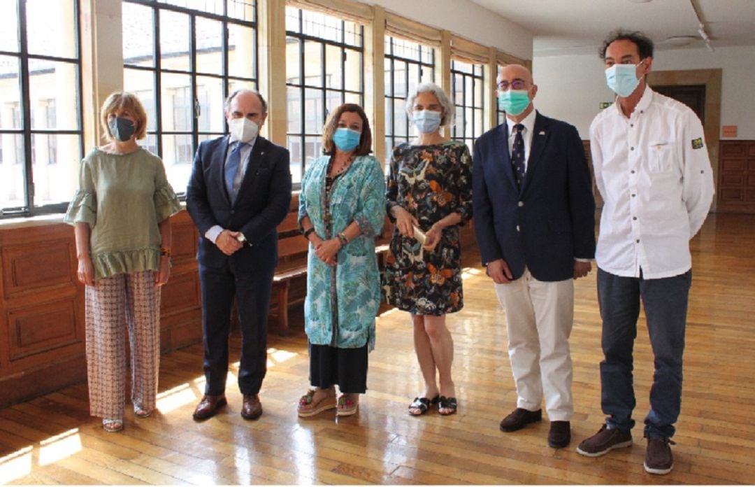 El Rector, Ignacio Villaverde, y otros miembros de su equipo en un momento previo a la presentación de las actividades estivales