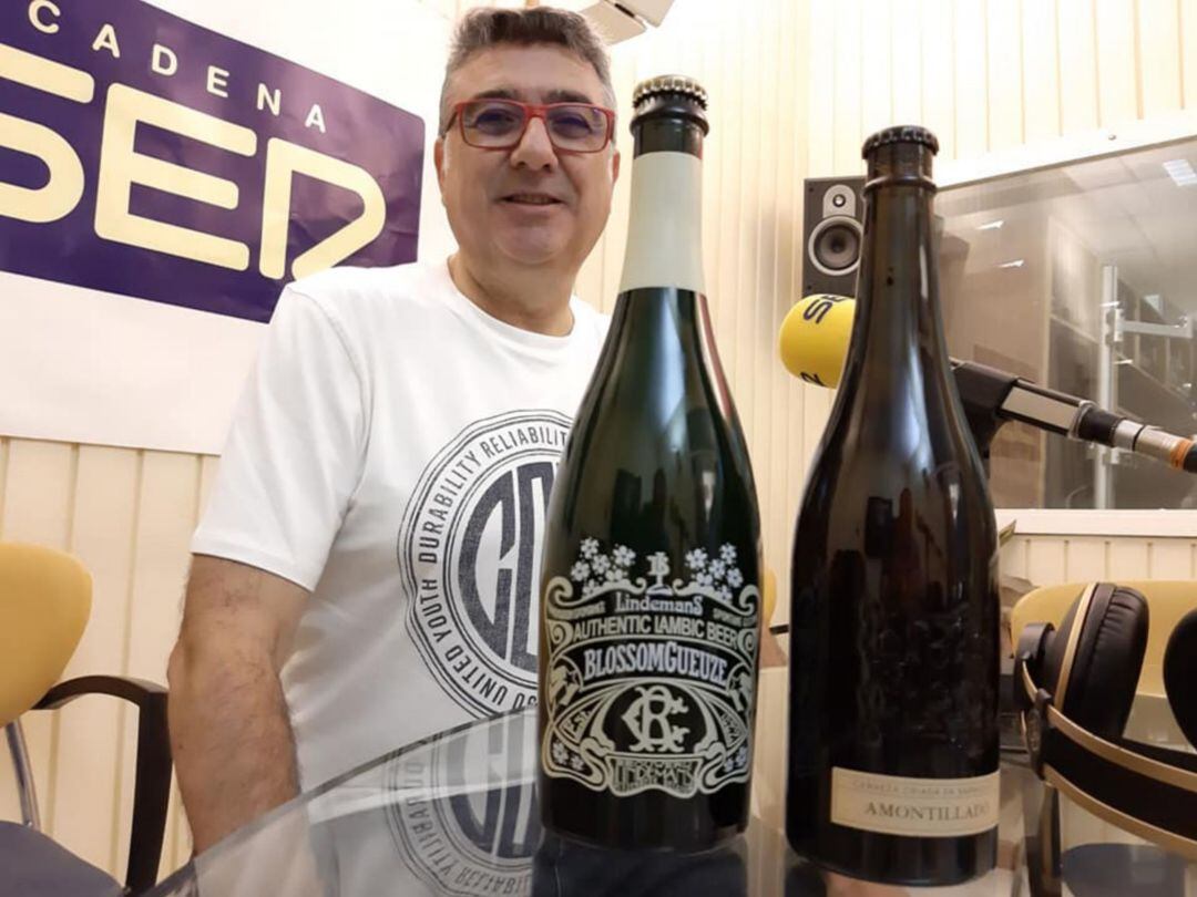 Javier Sánchez Mellado, con dos ejemplares de cervezas "raras" en Radio Jerez