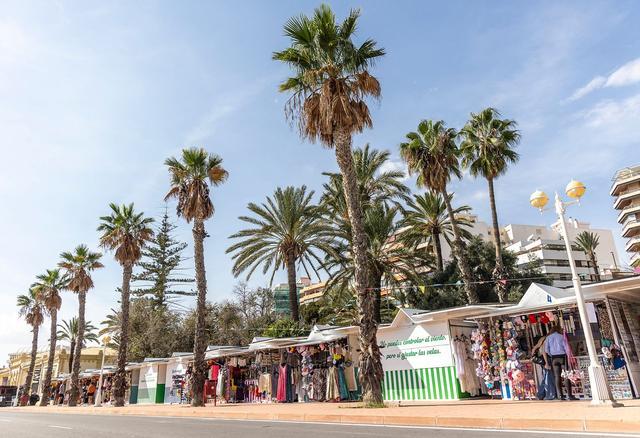 Puestos de comerciantes en el puerto de Alicante