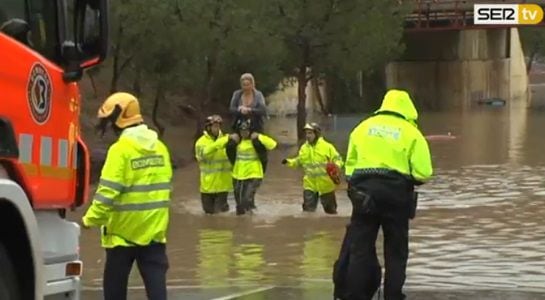 Media hora ha esperado la conductora a ser rescatada.