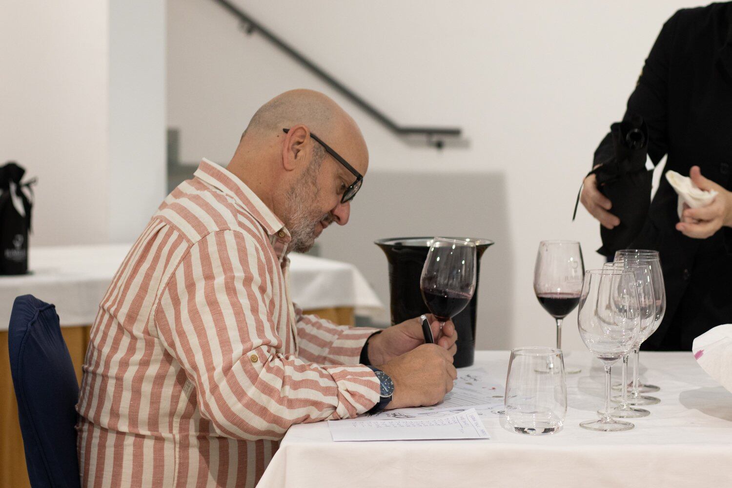 Uno de los catadores del pasado Certamen de Calidad de los vinos de Jumilla