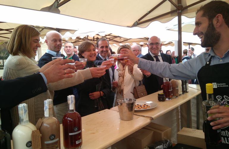 La ministra en funciones de Agricultura, en el centro, durante su visita a la carpa de &quot;Alimentos de Palencia&quot; en la Feria de la Lenteja de Mayorga (Valladolid)