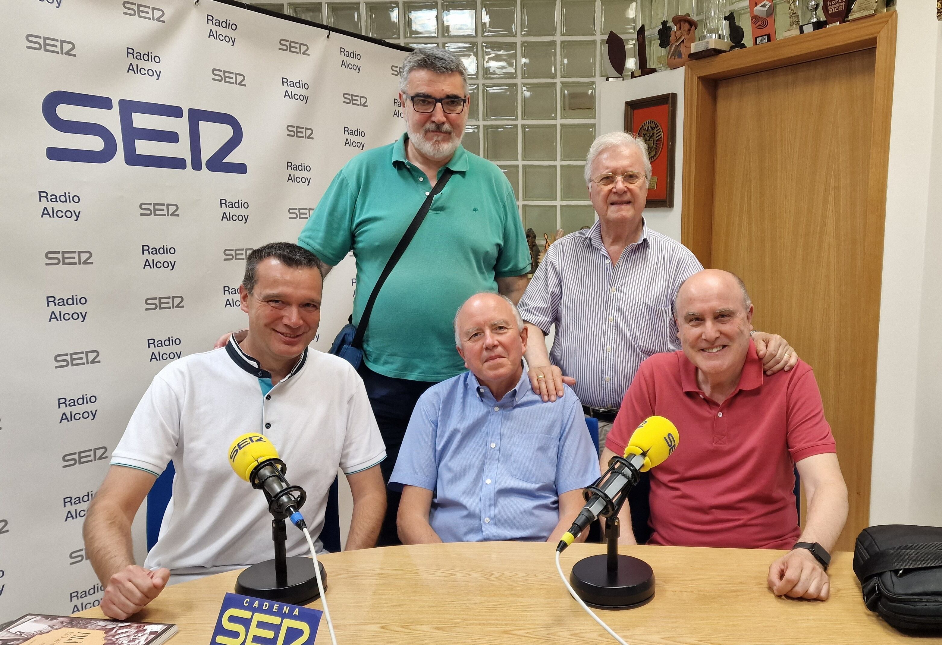 Jorge Espí, Antonio Torregrosa, Luis Lázaro, Juan Santacreu i Paco Aznar a l'estudi central de Ràdio Alcoi.