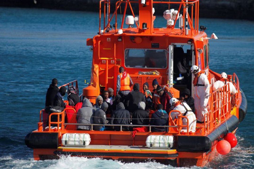 Inmigrantes a bordo de una embarcación de Salvamento.