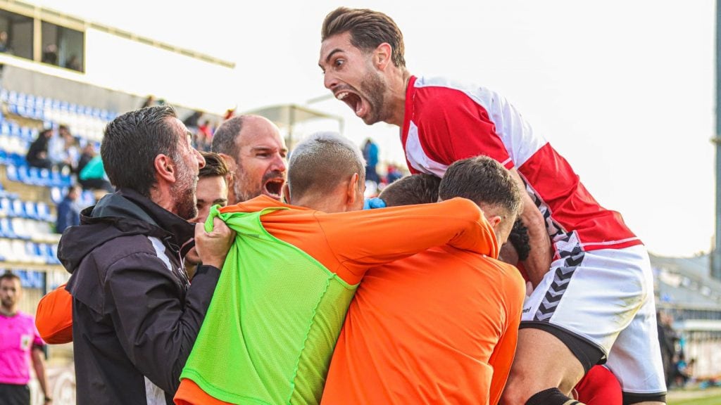 Miguel Marí, jugador del Intercity, celebra la victoria ante Puertollano