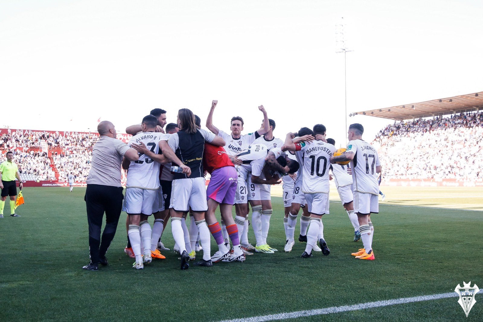 Los jugadores del Albacete celebran el gol de la victoria ante el Tenerife