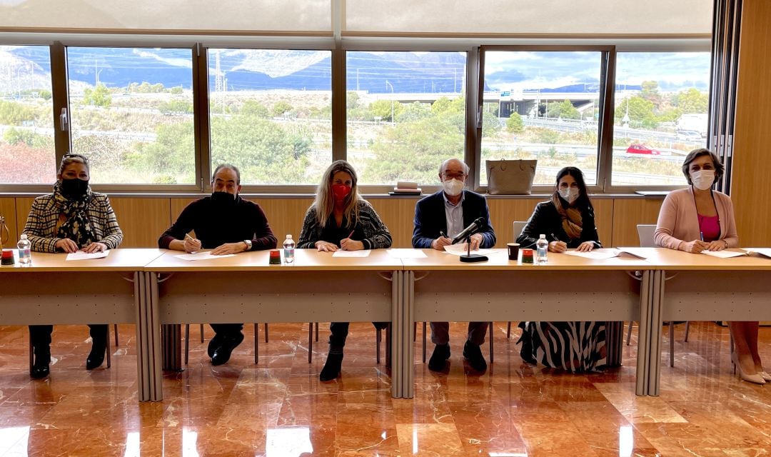 Foto del acto de firma del acta del convenio por un representante de cada una de las organizaciones que conforman la mesa negociadora. Por HOSBEC, Toni Mayor, presidente; por APHA, Victoria Puche, presidenta.; por APEHA, Mª del Mar Valera, presidenta; por AEHTMA, Reme Cerdá, secretaria general; por FeSMC-UGT, Manuel Ramón, responsable UGT Hostelería; por CCOO Servicios, Patricia Carrillo responsable CCOO hostelería. 