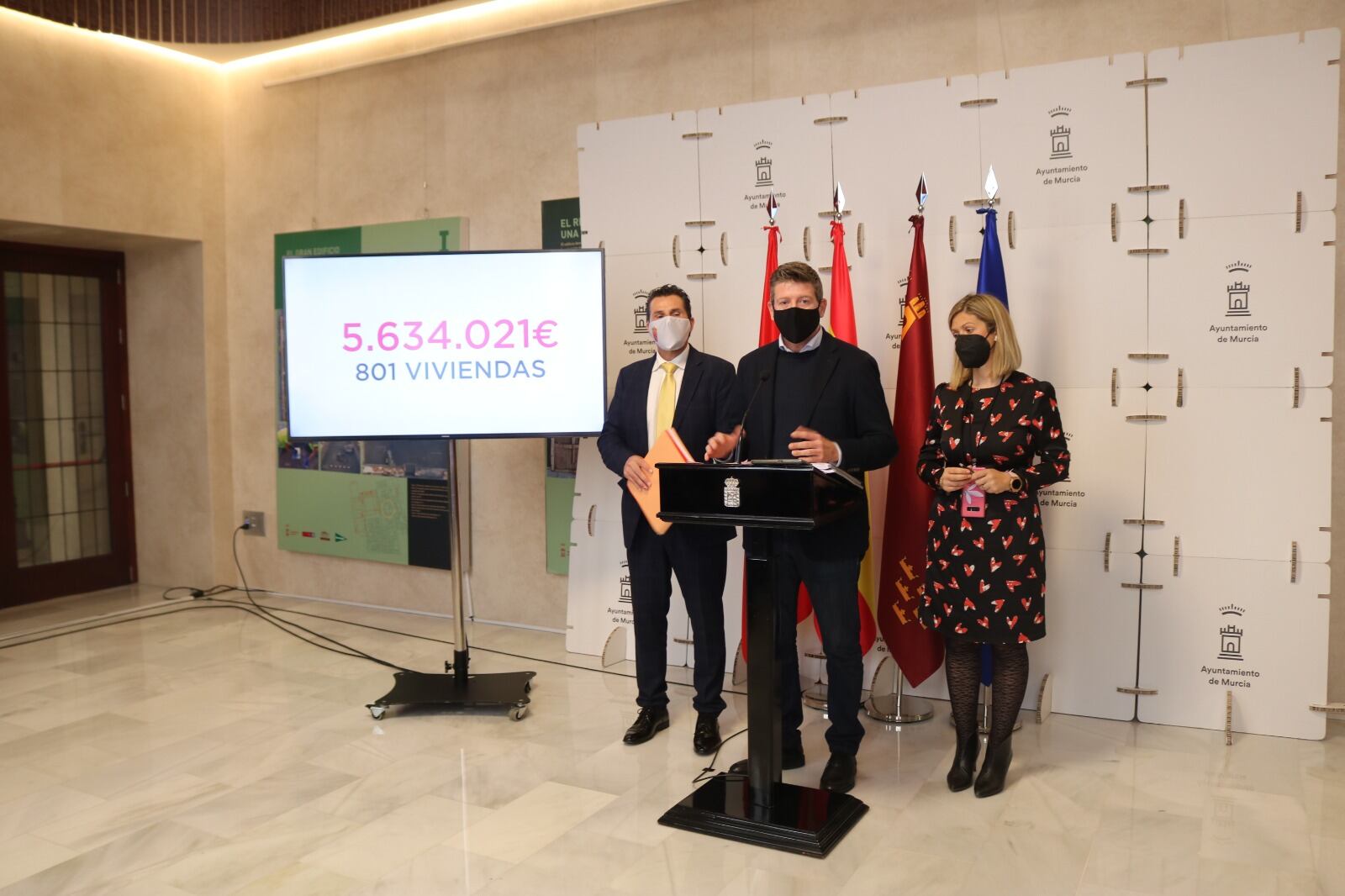 Los concejales Mario Gómez, Juan Fernando Hernández y Paqui Pérez, durante la presentación de la propuesta para rehabilitar viviendas