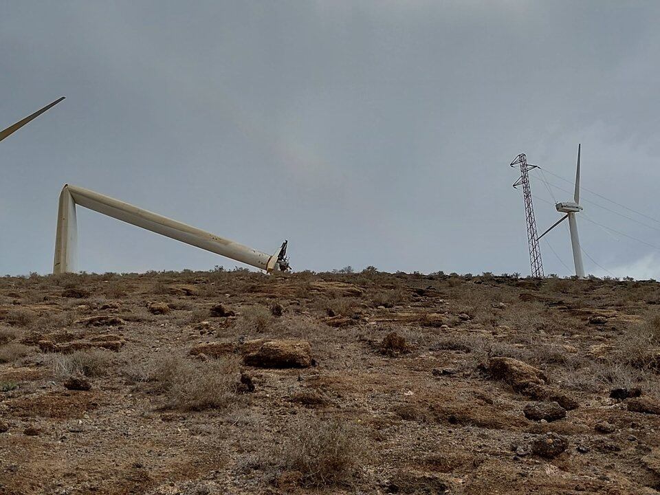 Aerogenerador caído en el parque abandonado de Montaña Mina, Lanzarote.