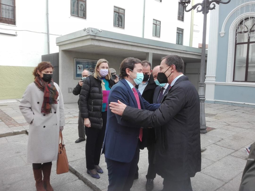  Fernández Mañueco saluda al subdelegado del Gobierno, Ángel Blanco, a la entrada del Teatro Ramos Carrión 