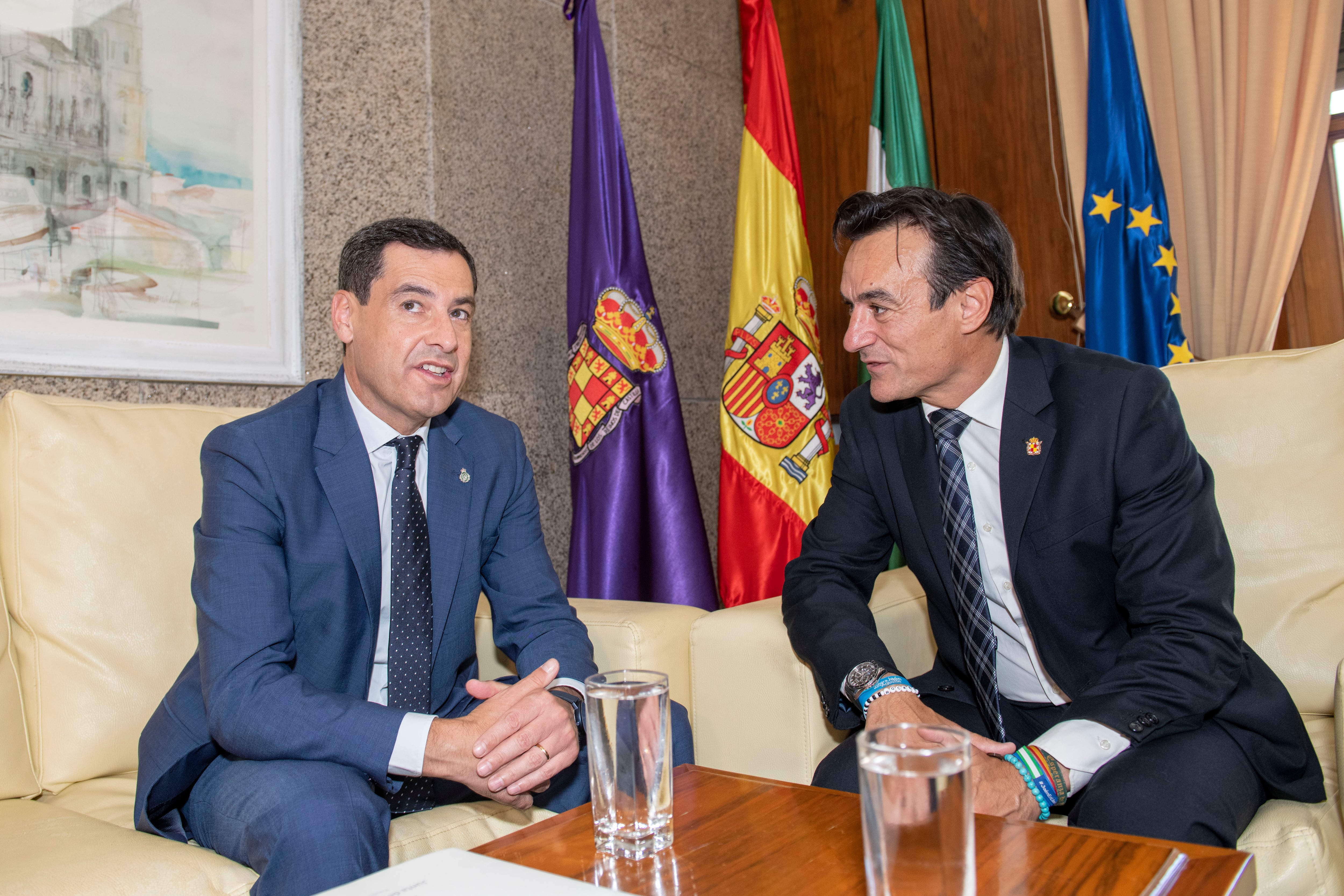 El presidente de la Junta de Andalucía, Juanma Moreno (i), conversa con el reciente alcalde de Jaén, Agustín González (PP), en la visita que tenía programada en la alcaldía de la ciudad este viernes. EFE/ José Manuel Pedrosa