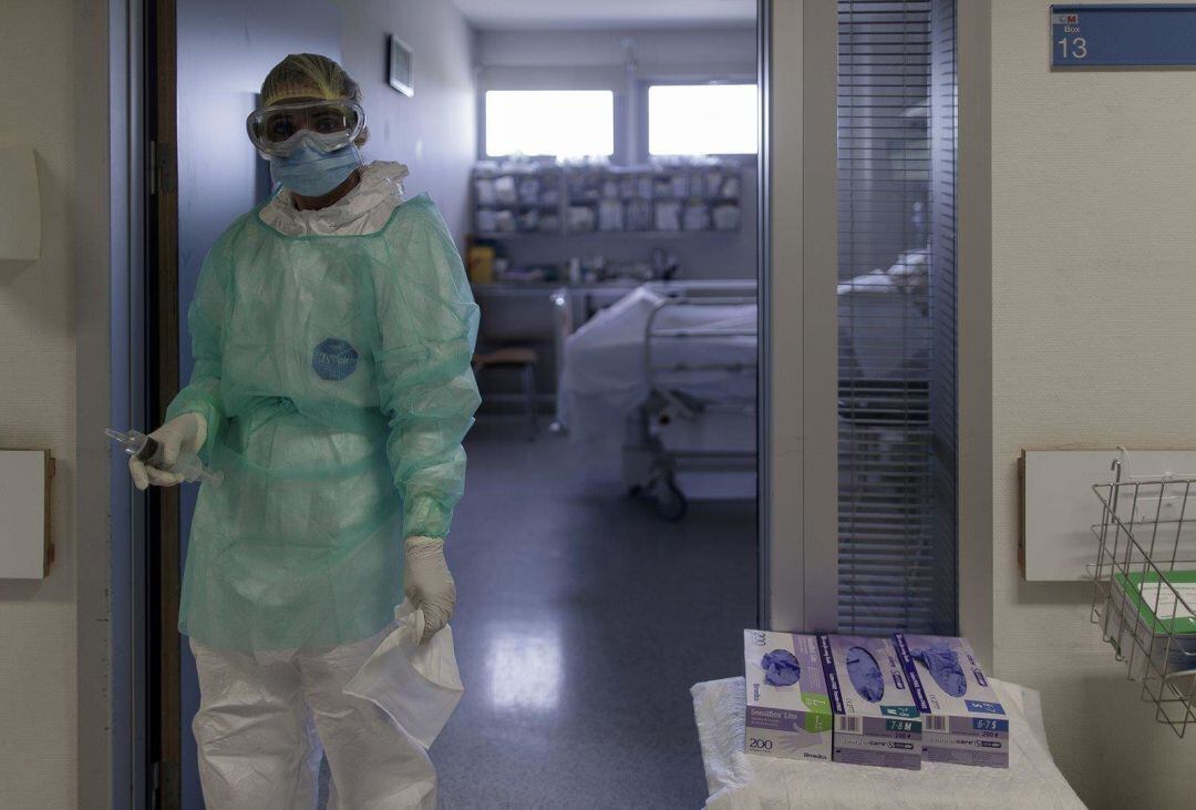 Un sanitario en la puerta de una habitación de la UCI (Archivo)