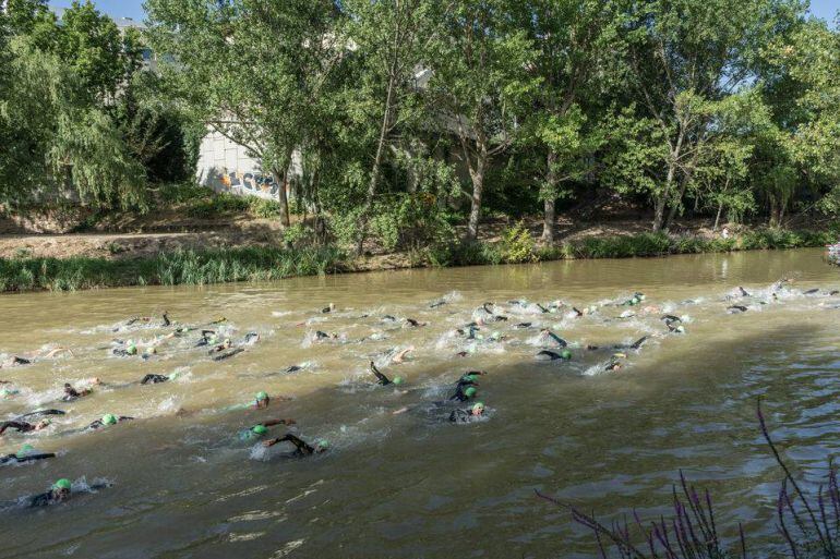 Los participantes de la Triatlón, en la parte de nado por el Duero