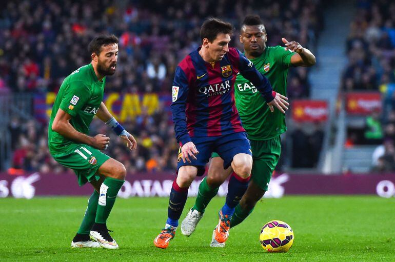 BARCELONA, SPAIN - FEBRUARY 15:  Lionel Messi of FC Barcelona competes for the ball with Jose Luis Morales (L) and Kalu Uche of Levante UD of Levante UD during the La Liga match between FC Barcelona and Levante UD at Camp Nou on February 15, 2015 in Barcelona, Spain.  (Photo by David Ramos/Getty Images )