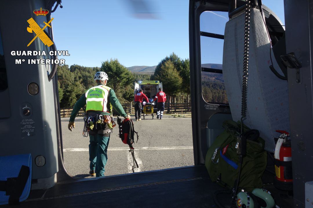 Imagen del traslado de la herida hasta la ambulancia del Servicio de Emergencias