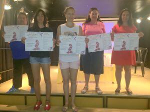 El organizador con dos monitoras y miembros del colegio