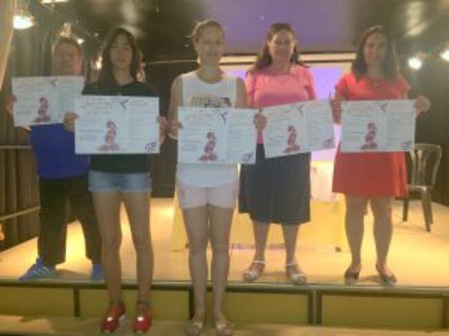 El organizador con dos monitoras y miembros del colegio