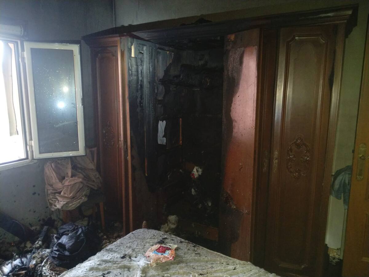 Los bomberos de Ponferrada extinguen un fuego desatado en una vivienda de la avenida de Portugal de Ponferrada