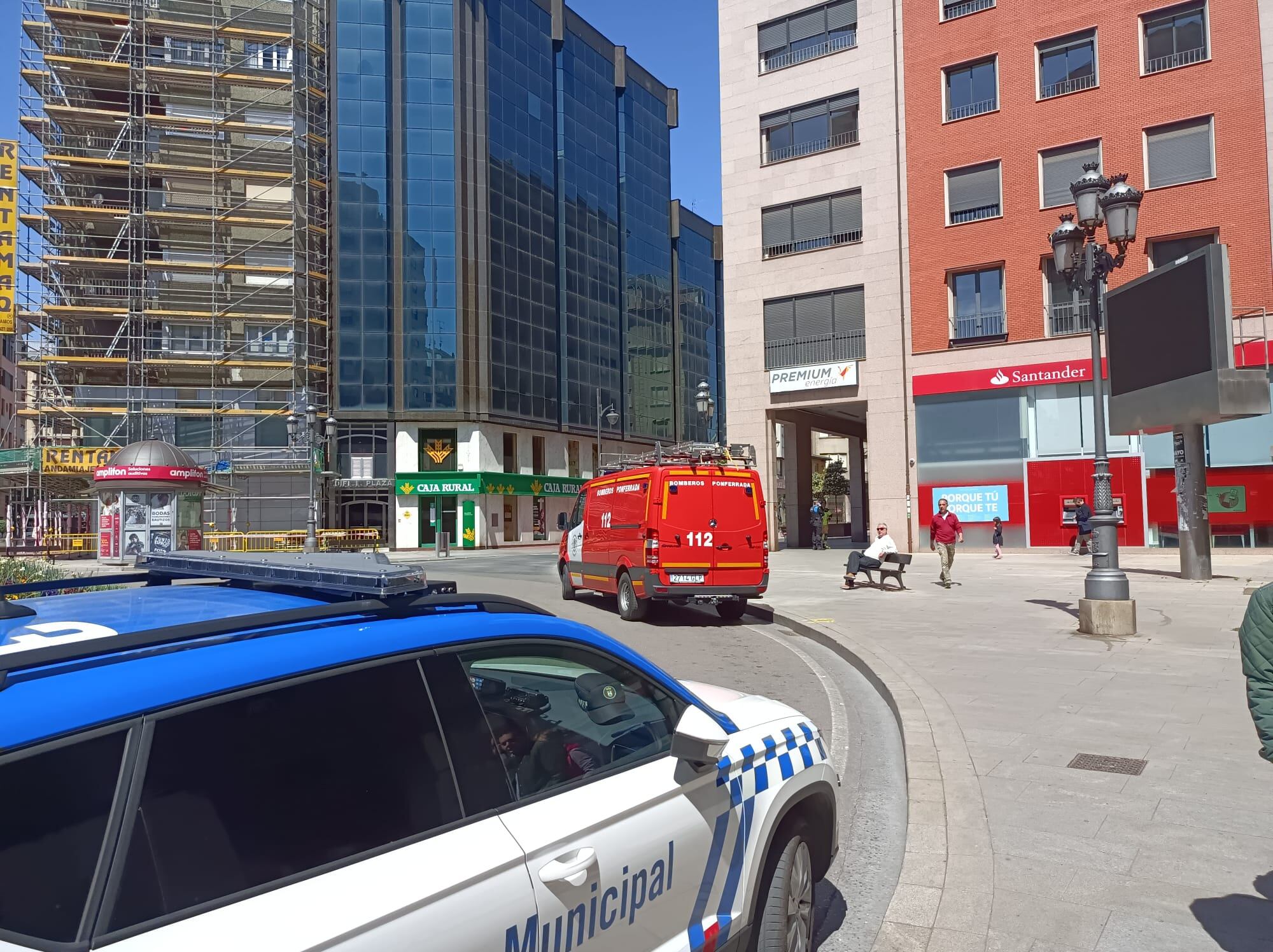 Los servicios de emergencia acudieron en ayuda del hombre