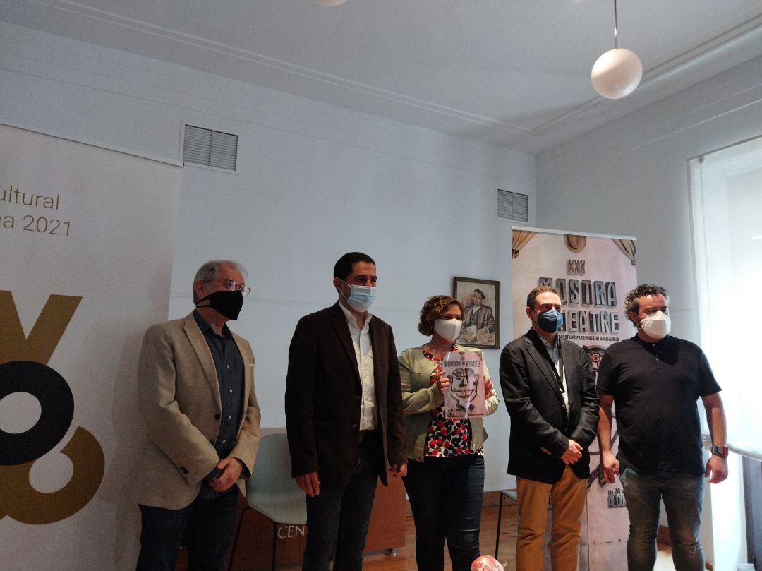 El Centre Cultural ha albergado esta tarde la comparecencia ante la prensa de las autoridades y el director de la Mostra de Teatre para dar la bienvenida a la edición de 2021.