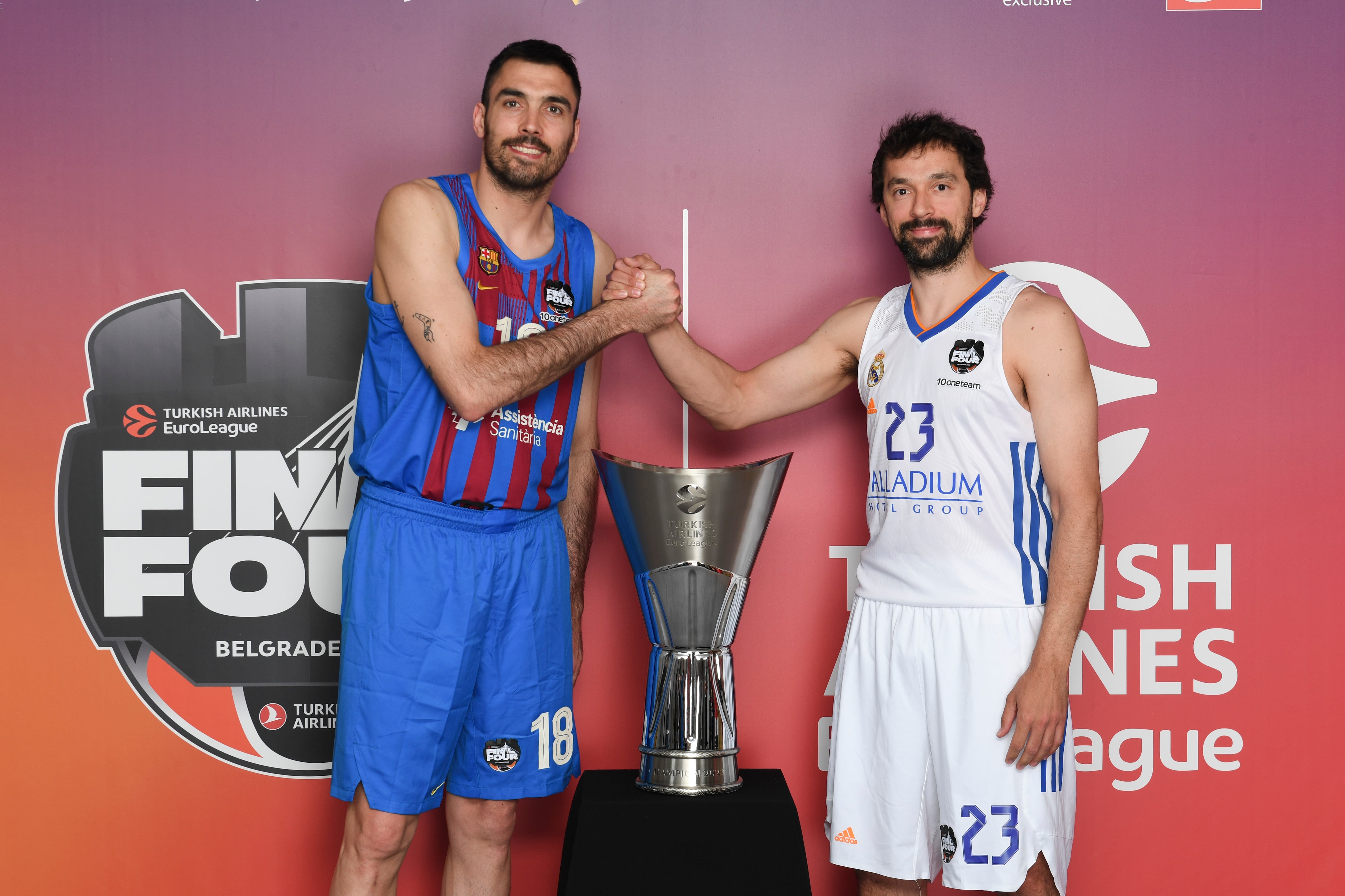 Pierre Oriola y Sergio Llull posan con el trofeo de la Euroliga.