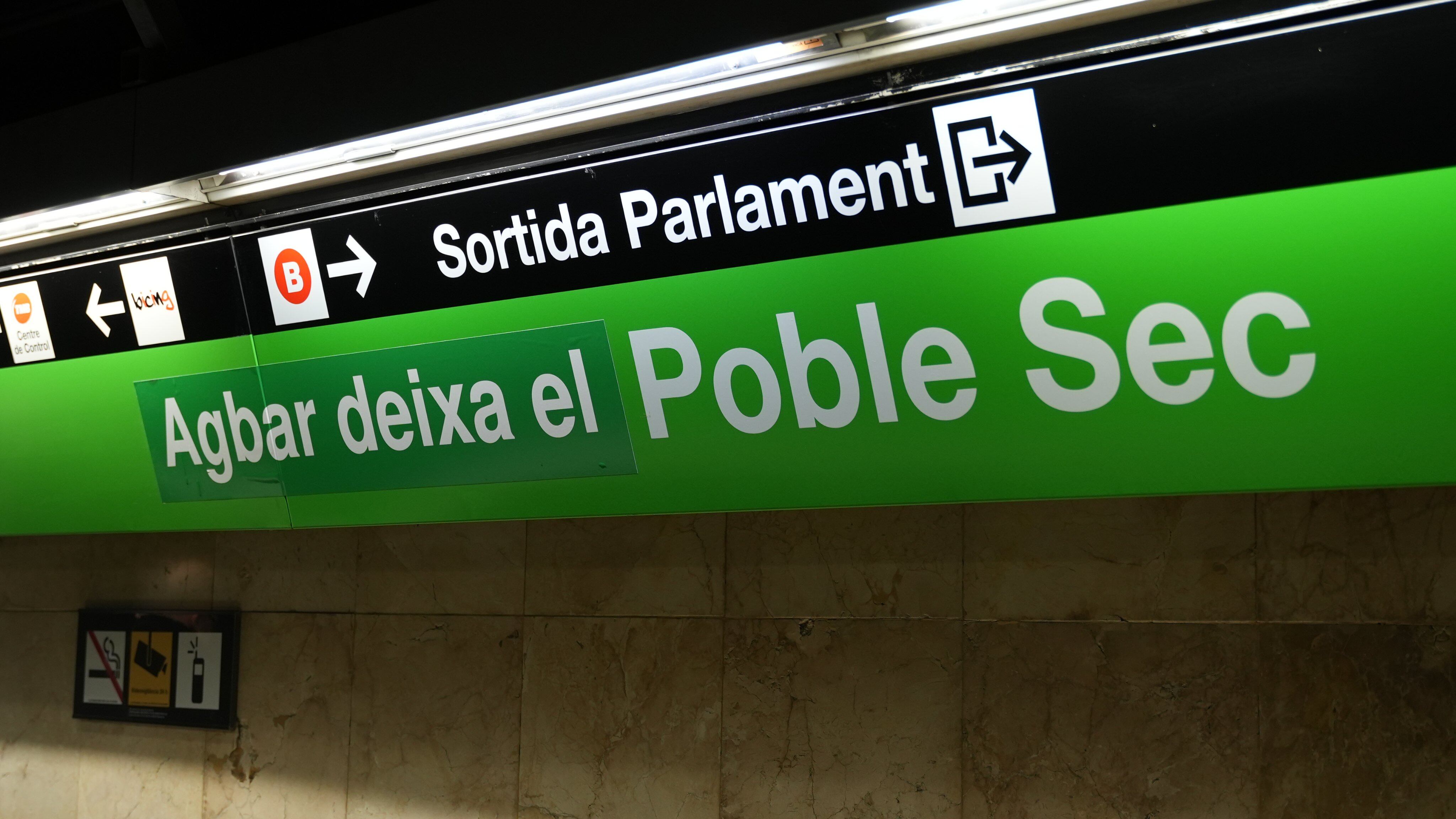 Acció de l'Aliança contra la Pobresa Energètica a l'estació de metro de Poble Sec