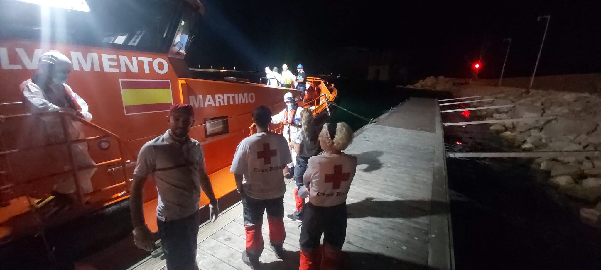 Integrantes de la patera rescatada en Alicante, cerca de la isla de Tabarca