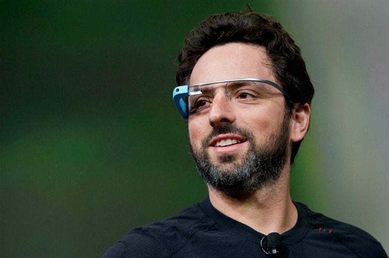 Sergey Brin con el prototipo de gafas experimentales de Google en su presentación