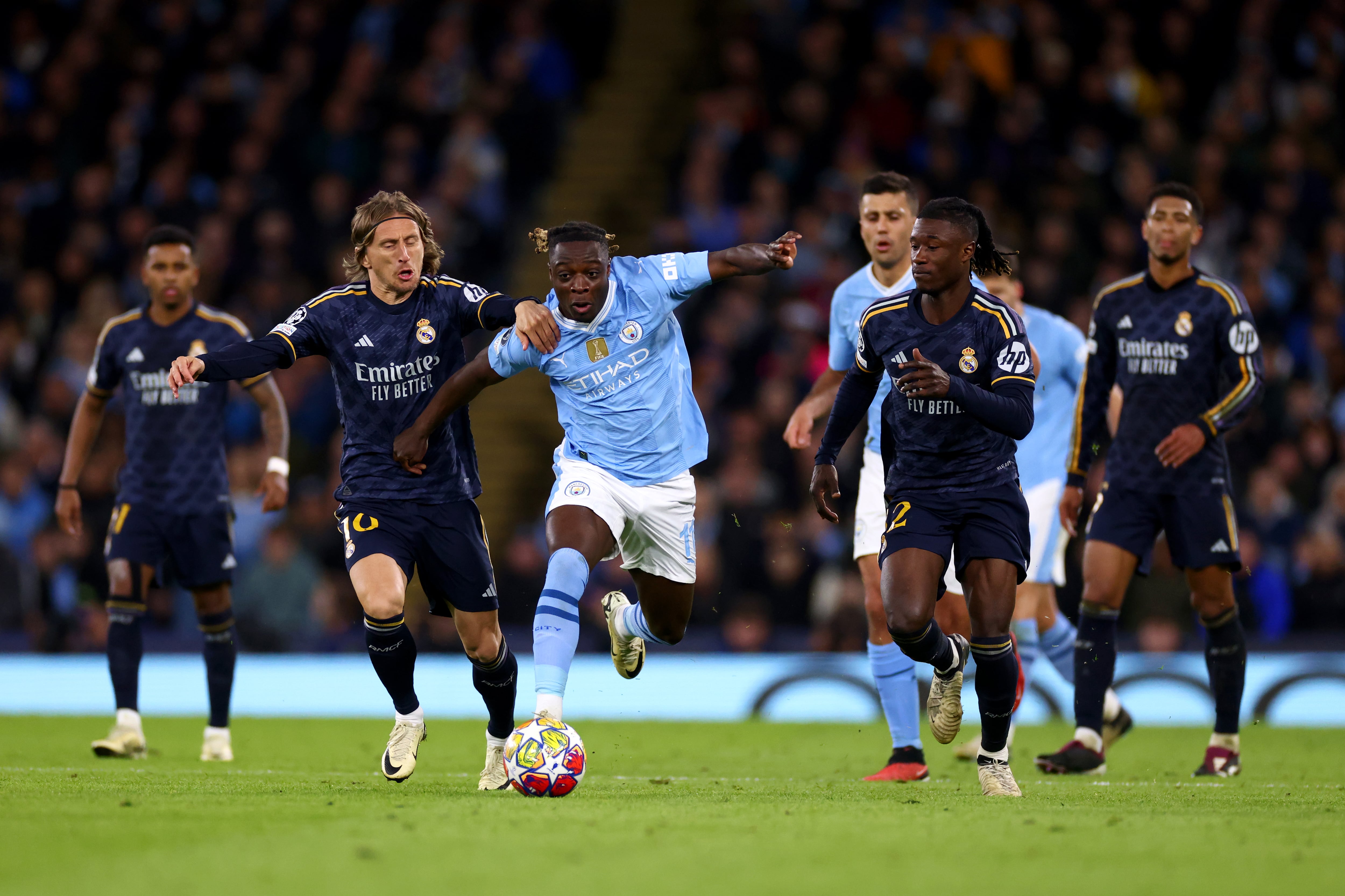 Luka Modric persigue a Jeremy Doku en la eliminatoria entre el City y el Real Madrid