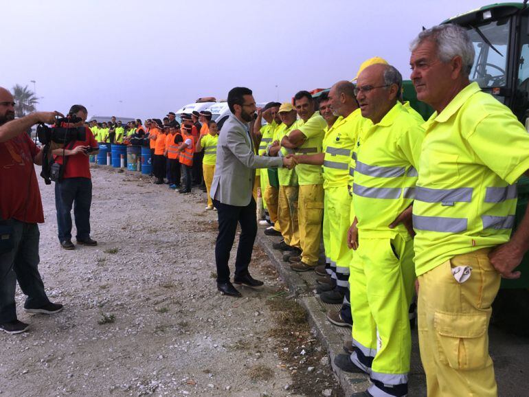 El alcalde, Juan Franco, junto a operarios del dispositivo de Playas.