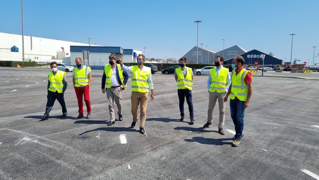 El presidente de la Autoridad portuaria Francisco Martín visitando el nuevo aparcamiento.