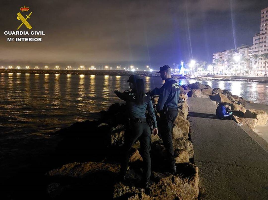 Paseo de Torrevieja (Alicante) donde la mujer se precipitó al mar