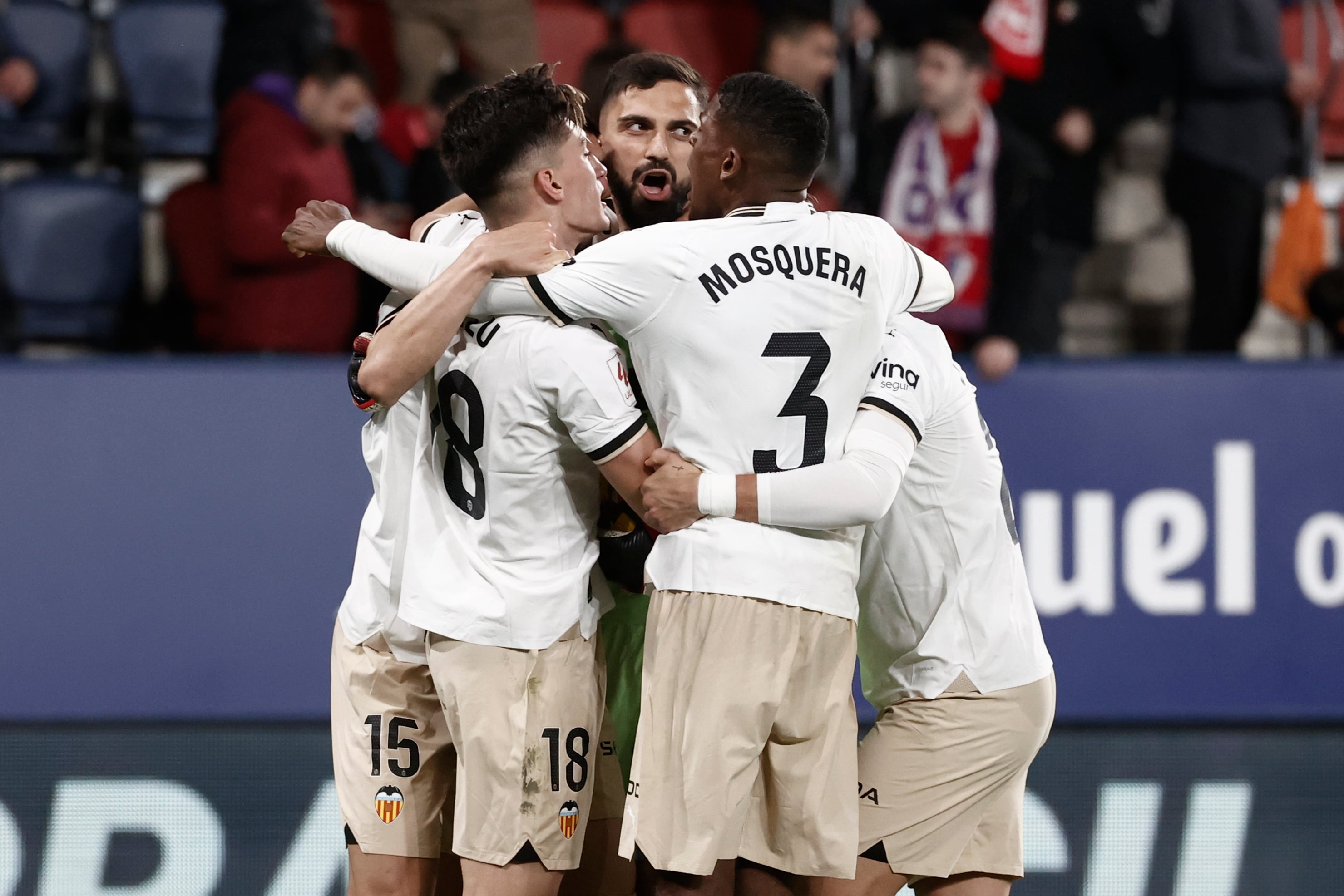 PAMPLONA, 15/04/2024.- Los jugadores del Valencia celebran la victoria ante Osasuna, al término del partido de LaLiga en Primera División que CA Osasuna y Valencia CF han disputado este lunes en el estadio de El Sadar, en Pamplona. EFE/Jesús Diges
