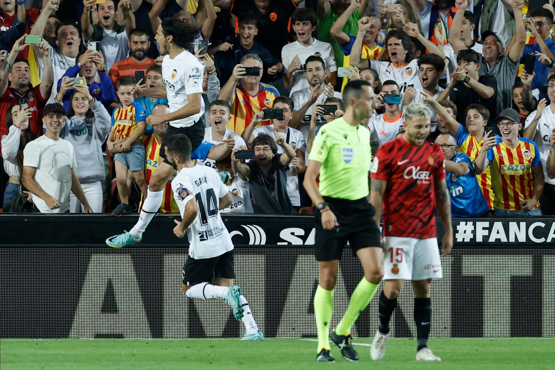 VALENCIA, 22/10/2022.- Los jugadores del Valencia, el uruguayo Edinson Cavani (i) y José Gayá, celebran el primer gol del equipo valencianista durante el encuentro correspondiente a la jornada 11 de primera división que disputan hoy sábado frente al Mallorca en el estadio de Mestalla, en Valencia. EFE / Kai Forsterling.