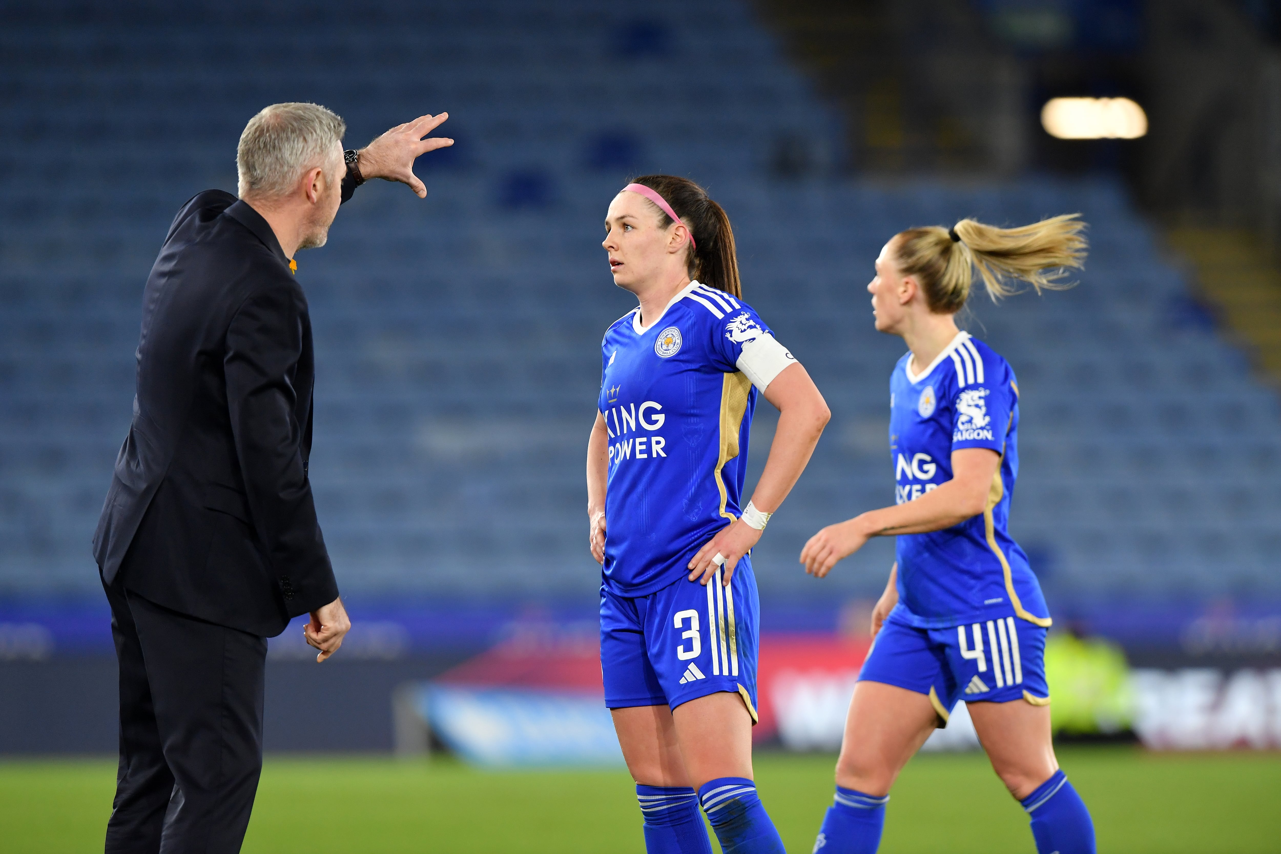 Willie Kirk dirigiendo un partido del Leicester City