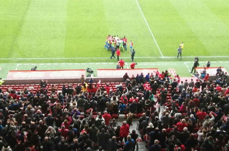 El filial celebra la victoria contra el Arenas en El Molinón.