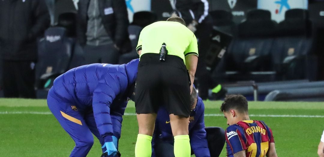 Philippe Coutinho, tras caer lesionado ante el Eibar