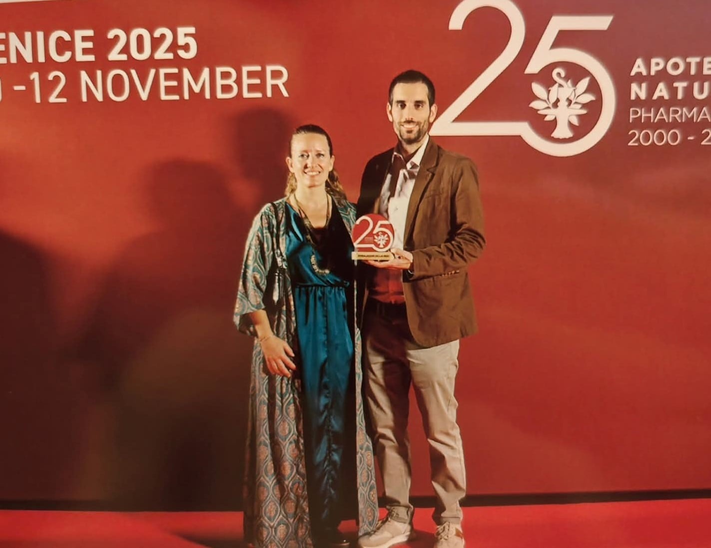 Jara y Alex Lacadena en Venecia recibiendo el premio