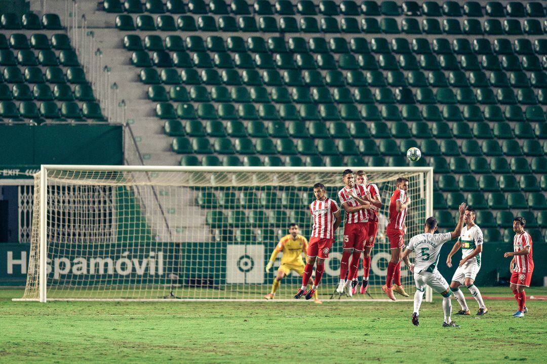 Momento del Elche - Girona de la ida de la final del play-off de ascenso a Primera