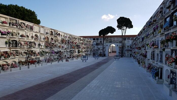Patio Central del cementerio de La Línea