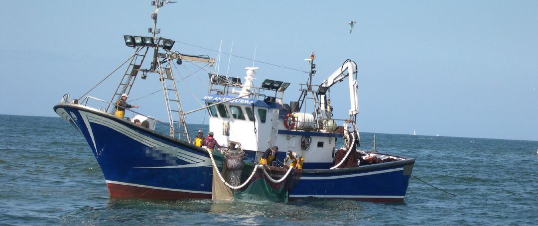 Barco pesquero en la costa 