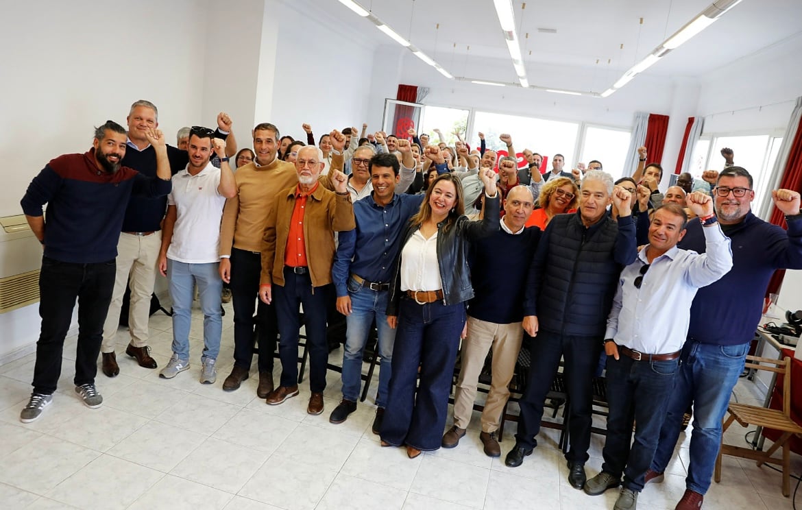 María Dolores Corujo, arropada por militantes del PSOE de Lanzarote.